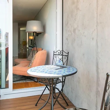 Insight Cedofeita- Parking, Balconies & Ac Порту