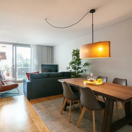 Insight Cedofeita- Parking, Balconies & Ac * Порту