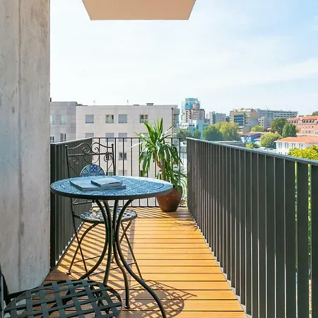 Insight Cedofeita- Parking, Balconies & Ac Порту